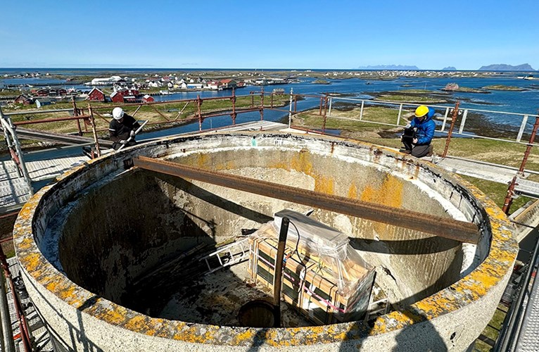 Værforholdene ytterst i havgapet på Røst kan være svært harde og utsetter konstruksjonen og vinduene for store påkjenninger (Foto: Martin Otterbeck)